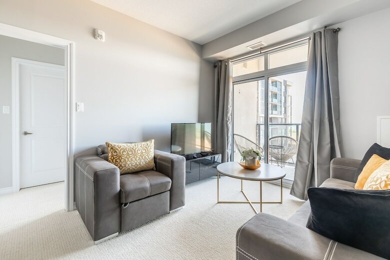 Simply Comfort Modern Hamilton Apartment