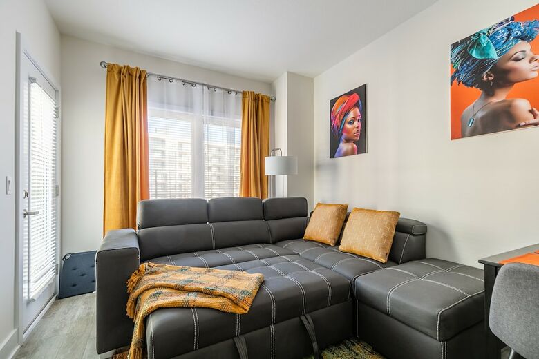 Simply Comfort Modern Hamilton Apartment