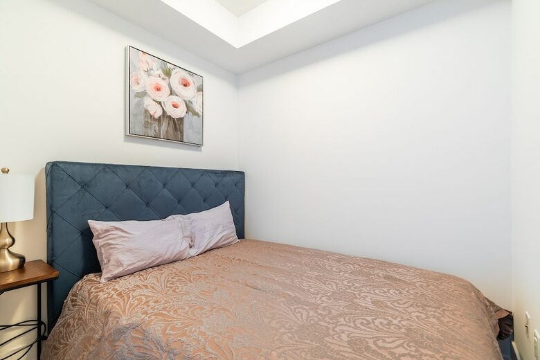 Simply Comfort Modern Hamilton Apartment