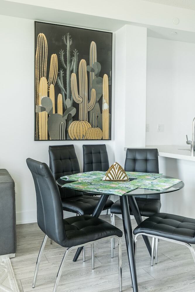 Simply Comfort Modern Hamilton Apartment
