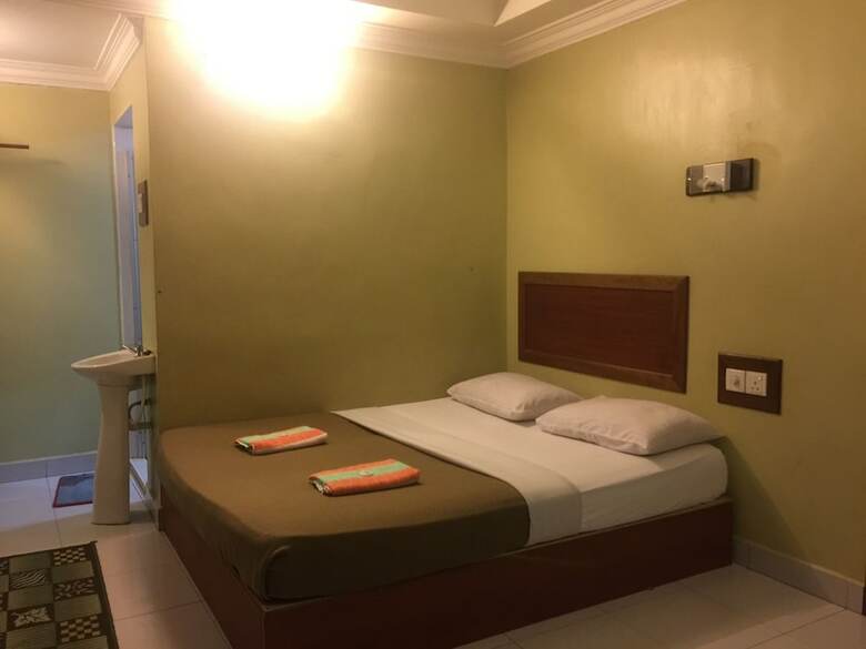 Oyo 89976 Fins Hotel