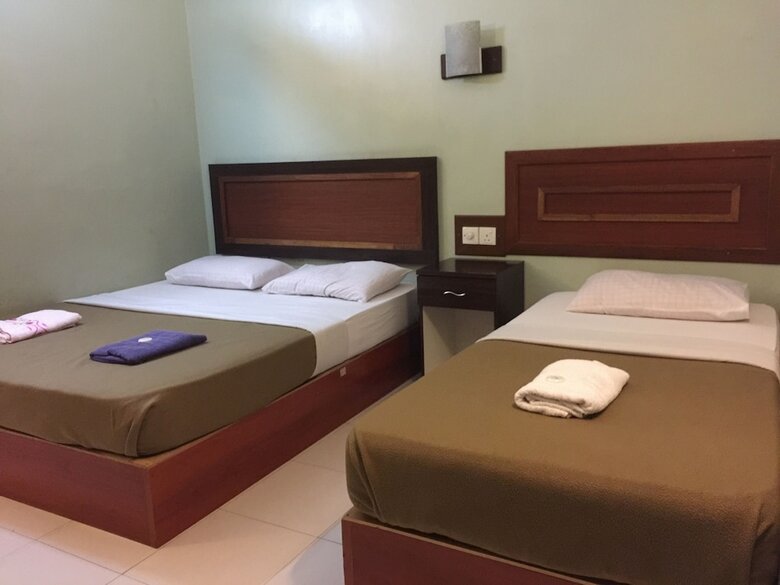 Oyo 89976 Fins Hotel