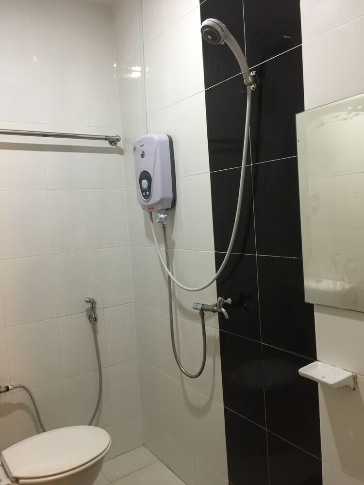 Oyo 89976 Fins Hotel