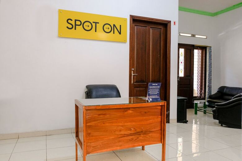 Hostal Spot On 2749 Tiga Sinar Residence