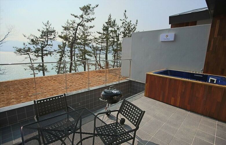 The Hill Pool Villa Pension