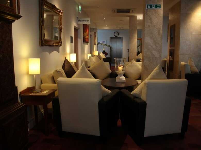 Admiralty Hotel & Restaurant
