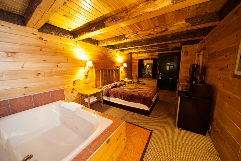 Motel Log Cabin Lodge & Suites