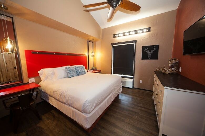 Motel Log Cabin Lodge & Suites