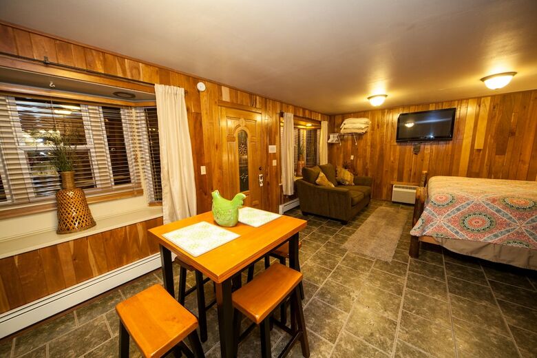 Motel Log Cabin Lodge & Suites