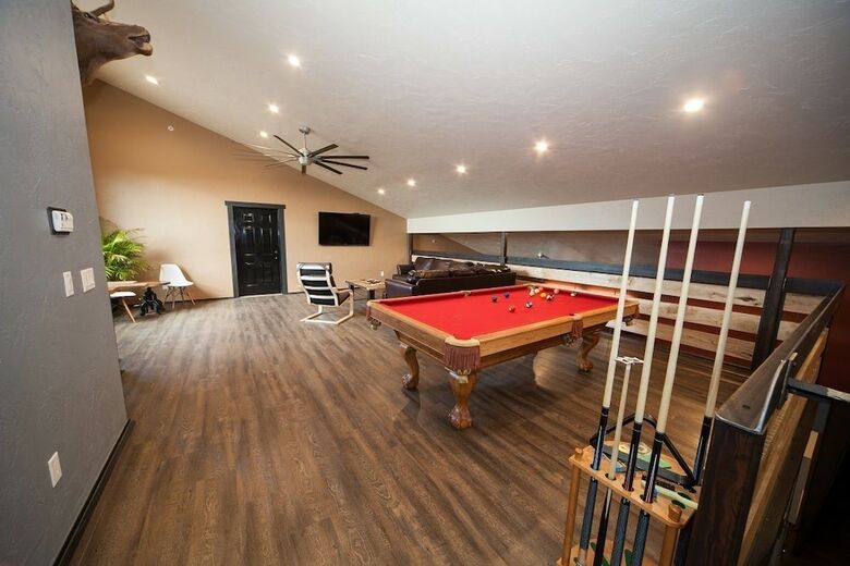 Motel Log Cabin Lodge & Suites