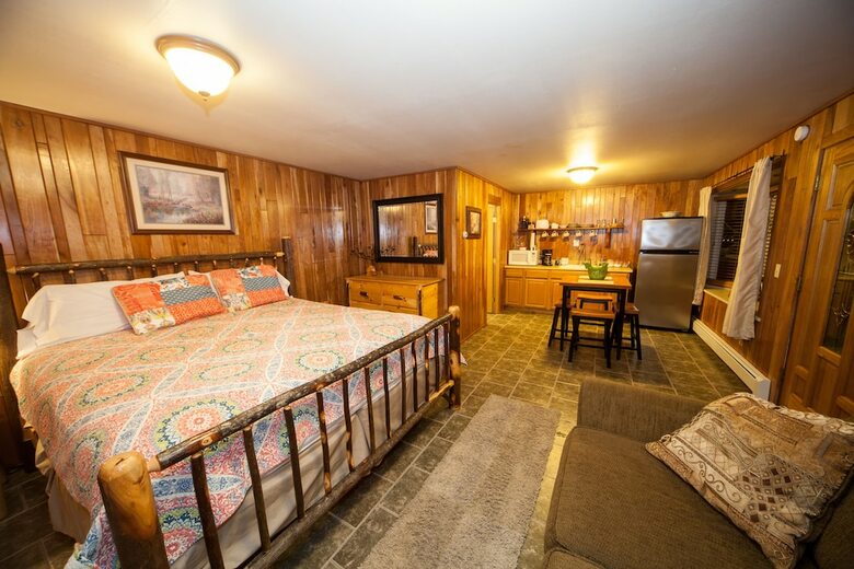 Motel Log Cabin Lodge & Suites