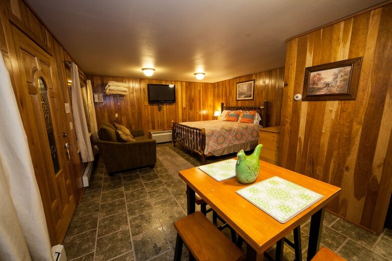 Motel Log Cabin Lodge & Suites