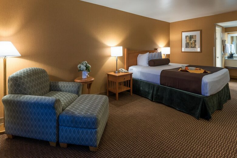 Hotel Ramada By Wyndham Costa Mesa/newport Beach