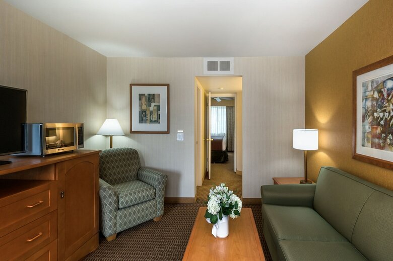 Hotel Ramada By Wyndham Costa Mesa/newport Beach