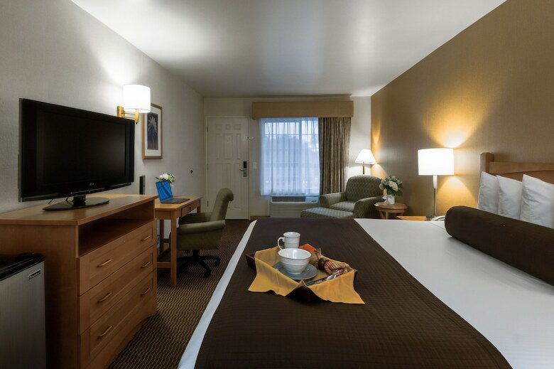 Hotel Ramada By Wyndham Costa Mesa/newport Beach