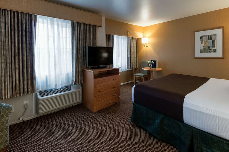 Hotel Ramada By Wyndham Costa Mesa/newport Beach