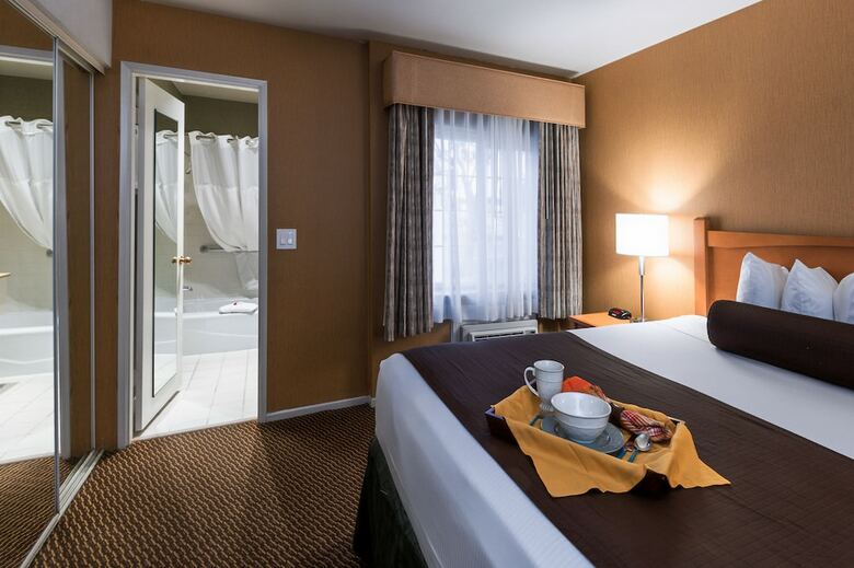 Hotel Ramada By Wyndham Costa Mesa/newport Beach