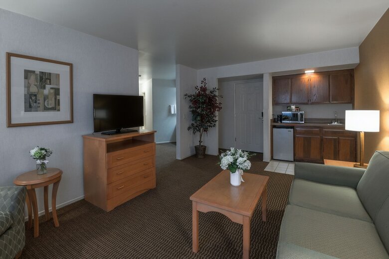 Hotel Ramada By Wyndham Costa Mesa/newport Beach