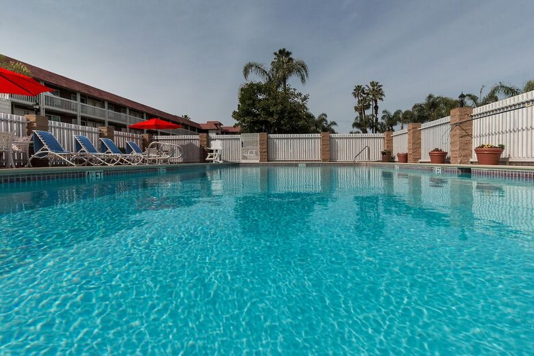 Hotel Ramada By Wyndham Costa Mesa/newport Beach
