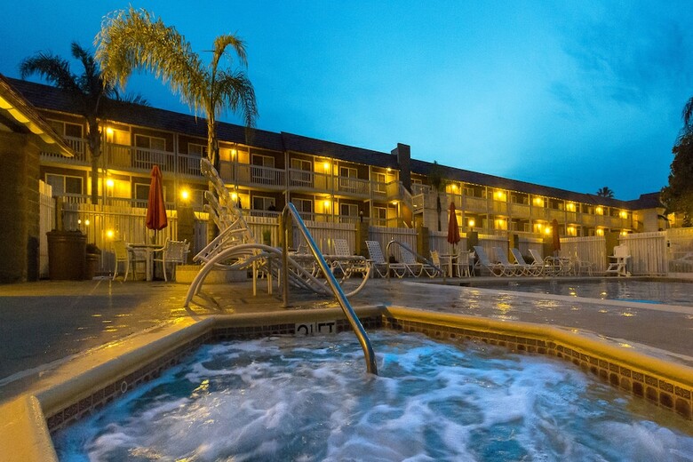 Hotel Ramada By Wyndham Costa Mesa/newport Beach