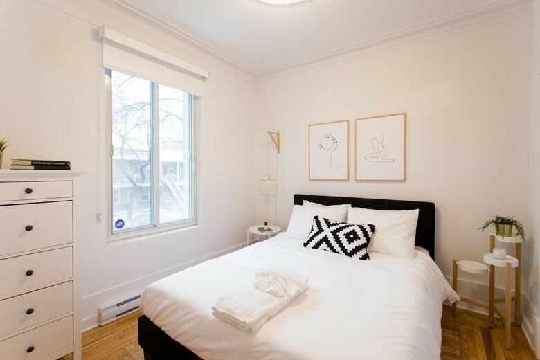 Charming Montreal 3 Bdr Apartment Next To Subway