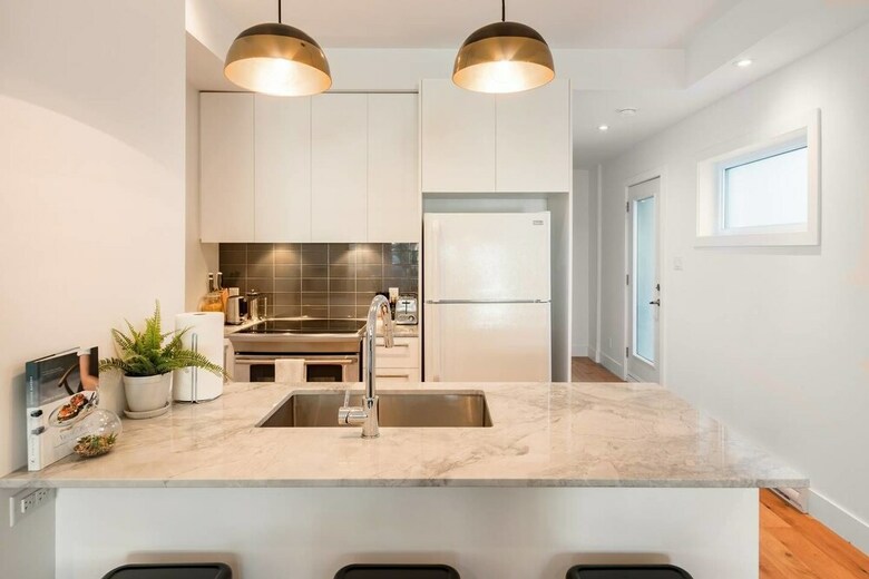 Exquisite Modern Condo In Little Italy