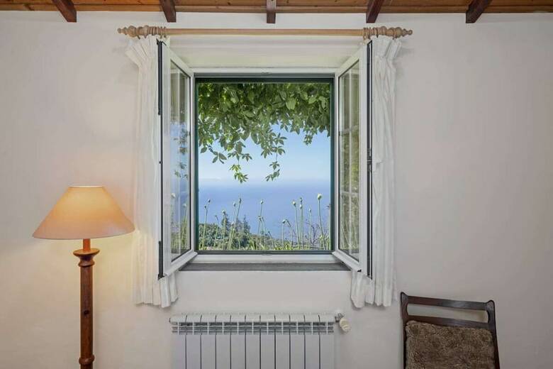 Quinta Dev�nia II - T�lia By An Island Apart