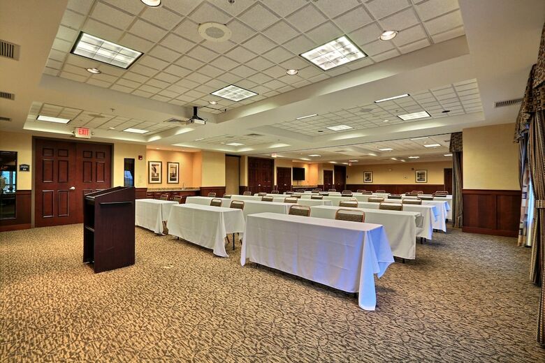 Hotel Comfort Suites Grand Rapids North