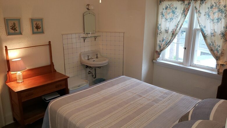 Hotel Miners Bay Lodge