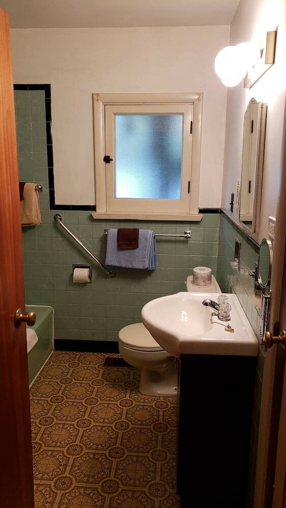 Hotel Miners Bay Lodge