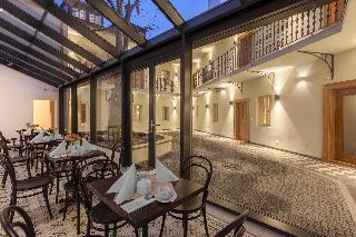 Hotel At The White Lily