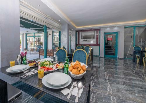 Theluna City Hotel