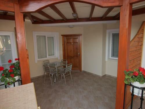 Sea Breeze Hotel And Apartments