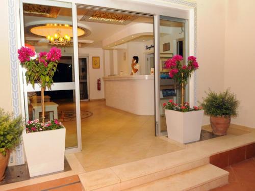 Sea Breeze Hotel And Apartments