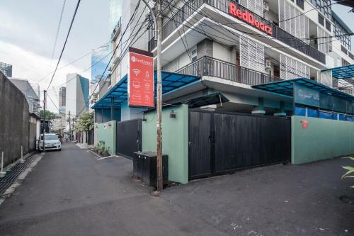 Hostal Reddoorz Plus Near Semanggi