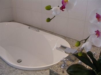 Bed & Breakfast Ea-dor Luxury Villa