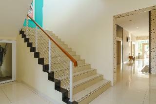 Hotel Reddoorz Plus @ Point Phila Cihampelas