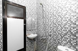 Hotel Reddoorz Near Makassar Town Square 2
