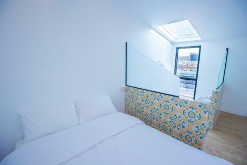 Glur Bangkok Hostel & Coffee Bar