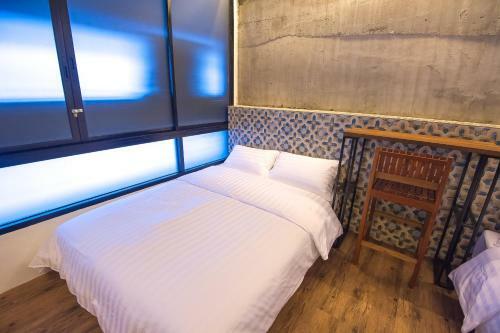 Glur Bangkok Hostel & Coffee Bar