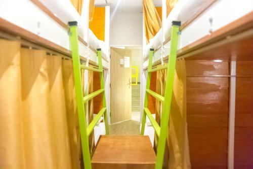Glur Bangkok Hostel & Coffee Bar