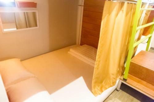 Glur Bangkok Hostel & Coffee Bar