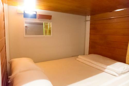 Glur Bangkok Hostel & Coffee Bar