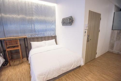 Glur Bangkok Hostel & Coffee Bar
