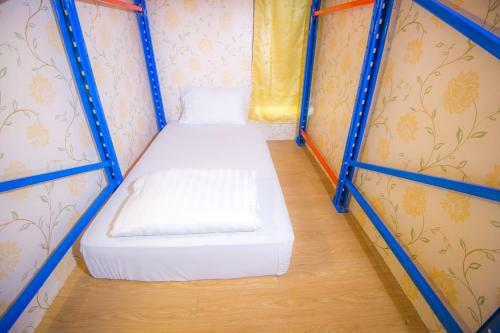 Glur Bangkok Hostel & Coffee Bar