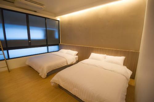 Glur Bangkok Hostel & Coffee Bar