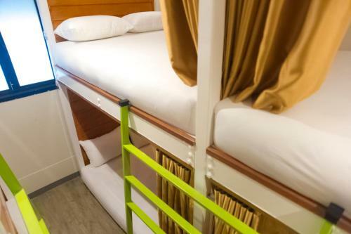 Glur Bangkok Hostel & Coffee Bar