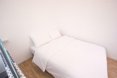 Glur Bangkok Hostel & Coffee Bar