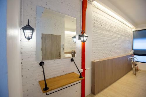 Glur Bangkok Hostel & Coffee Bar