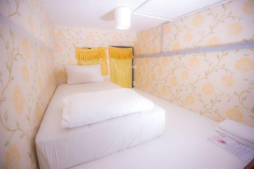 Glur Bangkok Hostel & Coffee Bar